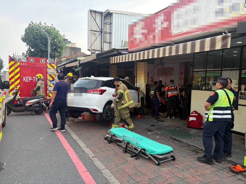 遊台南被機車嚇到!18歲新手女駕駛撞進小吃店 騎士慘捲車底