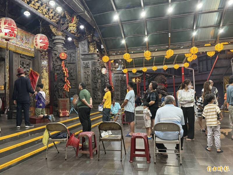 越晚人越多!「鬼門開」將暫停1個月 東港東隆宮祭改淨車絡繹不絕