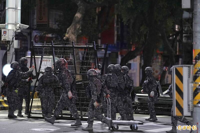 漢光42》捍衛中樞！光復大橋首度封橋演習 憲兵架防禦工事