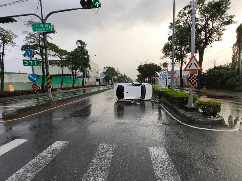 天雨路滑?高雄男自撞分隔島翻車影片曝光 後方混凝土車險撞上