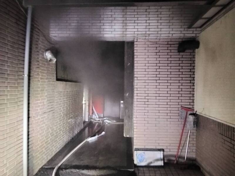 台南善化深夜民宅火警 1男躲廁所救出送醫
