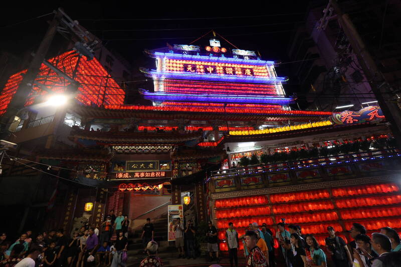 鷄籠中元祭3000盞公燈點亮迎「好兄弟」 下午2時開龕門
