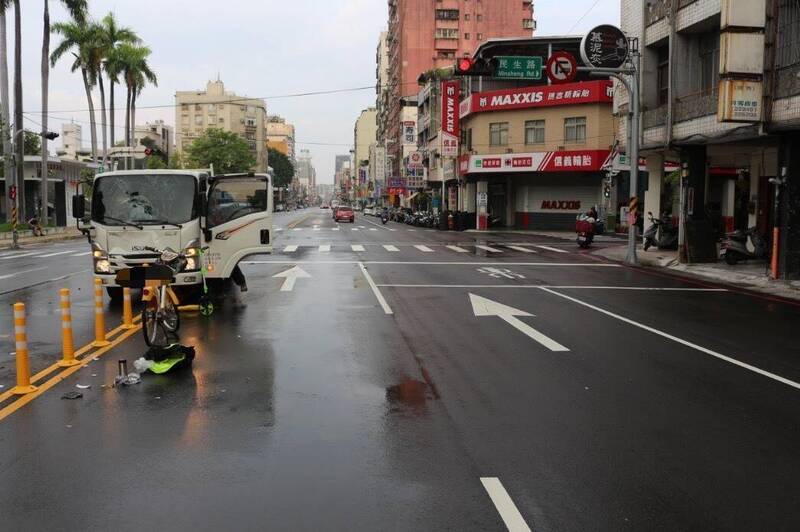 台中清晨死亡車禍!單車老婦貨車遭撞飛送醫不治
