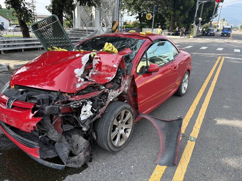屏東高樹小轎車追撞水果貨車2傷 駕駛棄車溜了