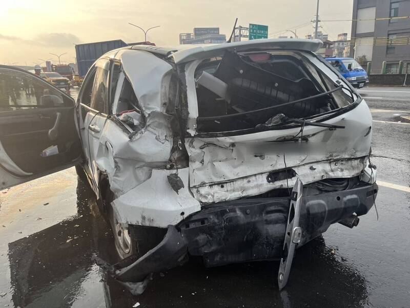 雨天打滑自撞護欄……下車查看再被追尾!台74線「二次車禍」釀2傷