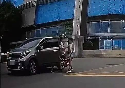 小六女童當街追車「差點摔倒」! 書包遭丟路旁警追家暴 母喊冤