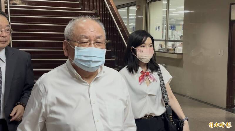 錢櫃員工踩塑膠籃關逃生窗墜樓亡 練台生出庭否認犯罪