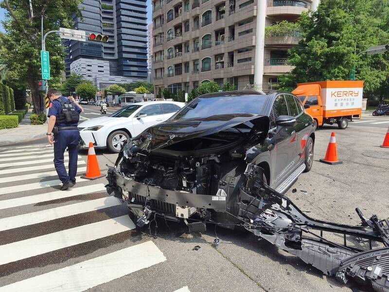 台中七期豪宅區驚悚對決! 300萬賓士車頭全毀 小貨車四輪朝天畫面曝