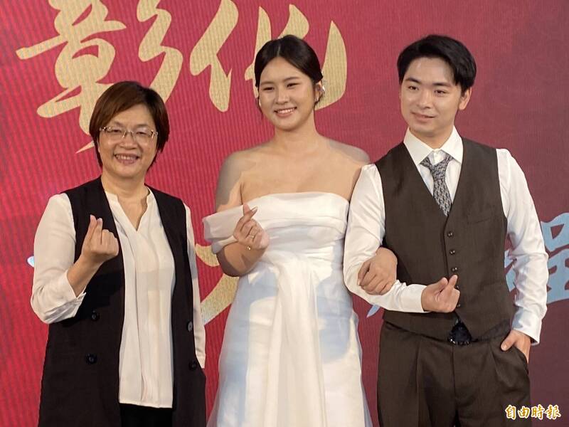 彰化縣長王惠美（左）馬不停蹄跑其公務行程，今天上午則參加了縣府中庭的聯合婚禮宣傳記者會活動，與「新人」模特兒共同捎來參加聯合婚禮獲好康。（記者張聰秋攝）