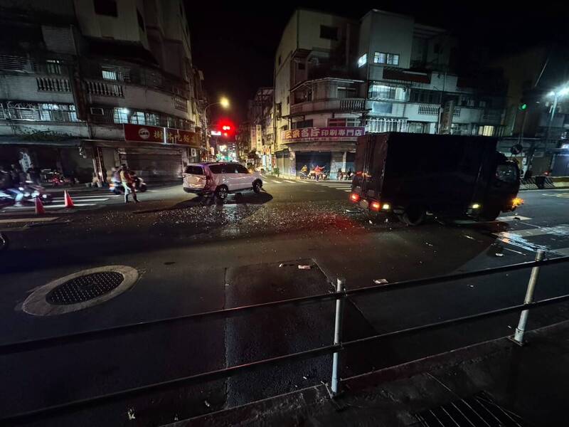夜間視線差釀禍!樹林通學巷貨車追撞左轉車 車頭半毀、玻璃碎滿地