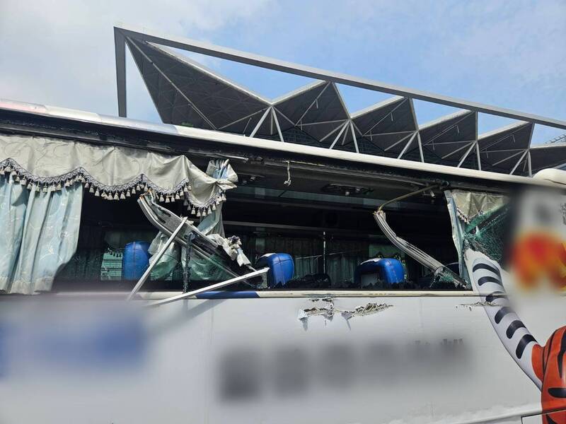 南港公車驚魂!拖板車右轉機械手臂橫掃 窗框變形、大片玻璃爆裂