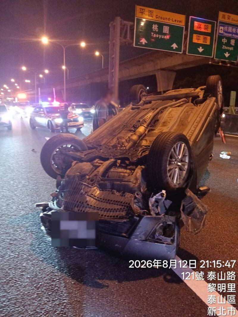 照片曝光!轎車國道被撞四輪朝天 他繫安全帶幸運保命