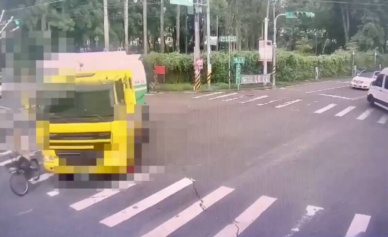 油罐車右轉撞擊 7旬腳踏車老翁遭輾斃
