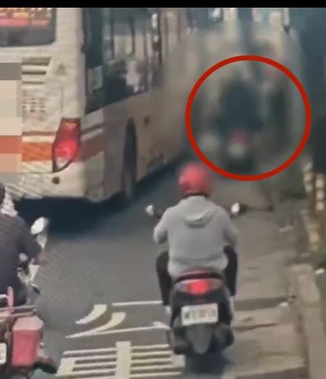 不滿公車靠站「逼車」 機車騎士當街攔車理論引糾紛