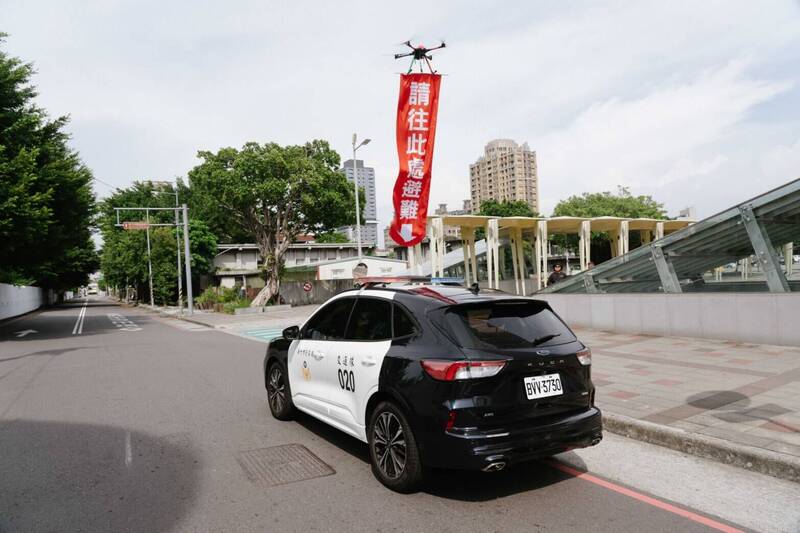竹市2026城鎮韌性防空演習 無人機吊掛指示避難布條