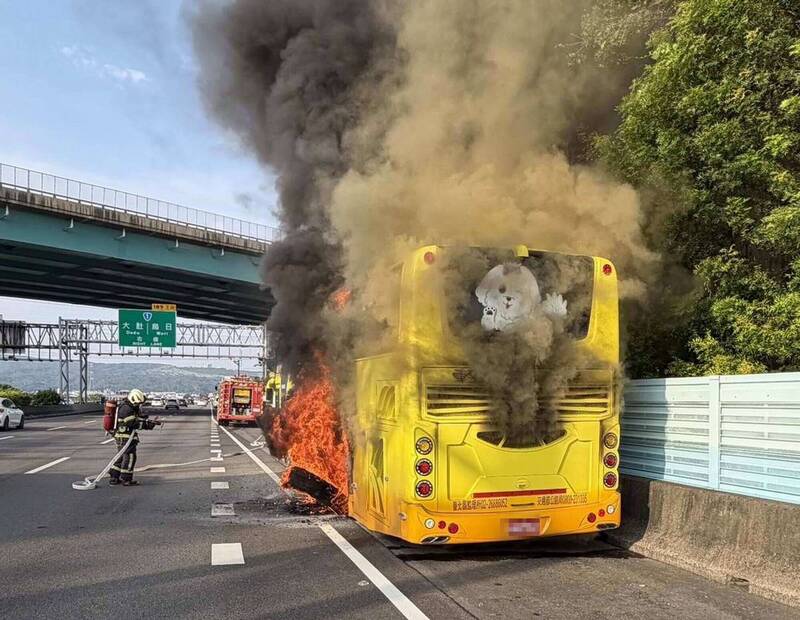 國1彰化遊覽車火燒車 34人跳車逃命