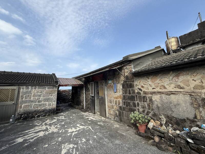 貢寮馬崗石頭屋重新登錄為新北歷史建築 屋主感謝各界幫忙