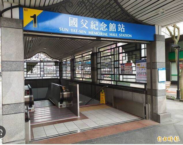 國父紀念館站車廂內亮刀!男掏刀剪線頭 女乘客嚇爆報警