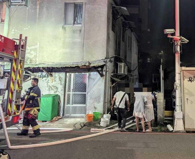 高雄鼓山暗夜火警疑「放鞭炮釀禍」 警方鎖定涉案嫌疑人