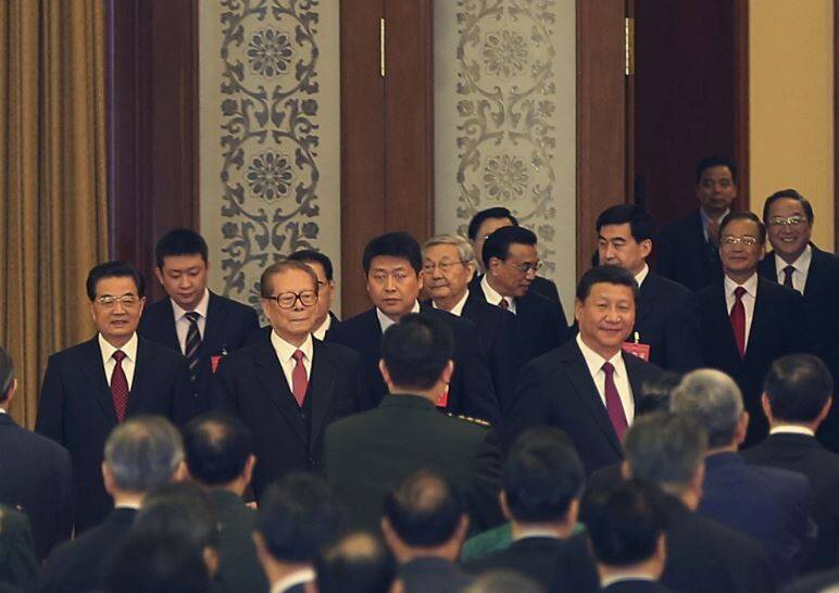 2014年9月30日，中共65週年國慶招待會上，中國國家主席習近平（前排右）、前國家主席江澤民（左三）和胡錦濤（左一）等領導人入場，前國務院總理朱鎔基（中）和溫家寶（後排右二）也有出席。（路透資料照）
