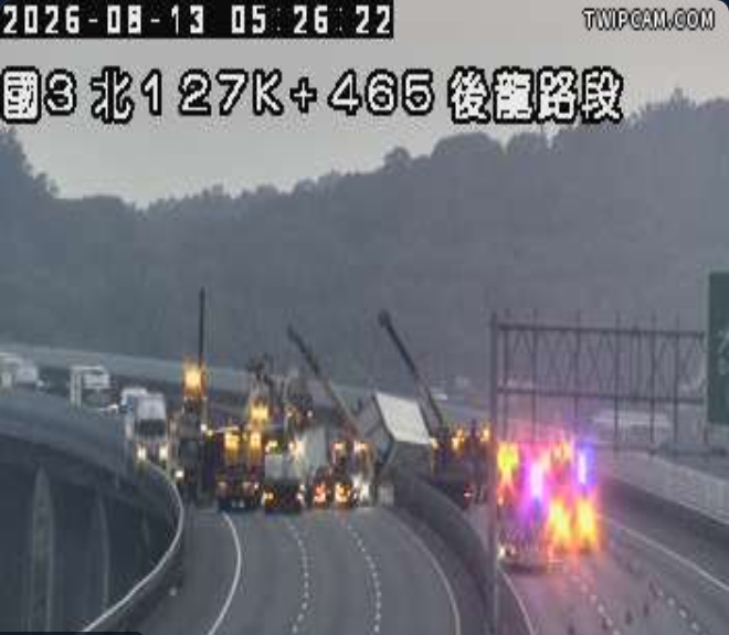 國3南下後龍段傳大貨車自撞波及8車!車流回堵