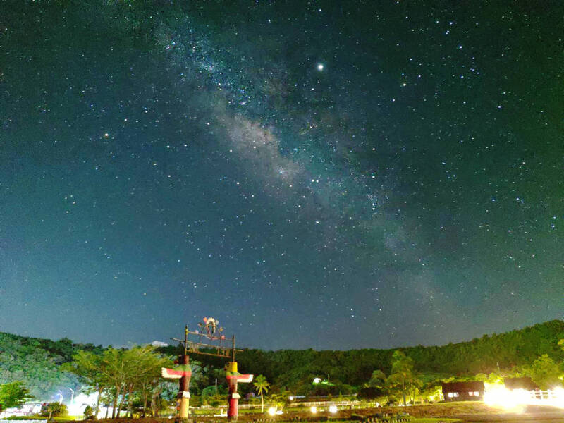賞英仙座流星雨!屏東滿州暗空低光害 成最美觀星勝地