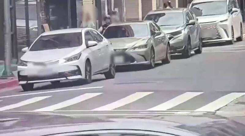 馬路三寶又出沒!69歲婦突開車門 騎士反應不及慘撞上受傷