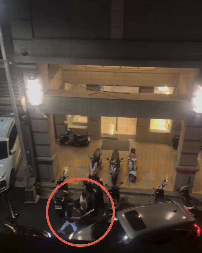 不滿逆向!男持球棒敲後照鏡狂飆國罵 女駕駛道歉仍遭推擠