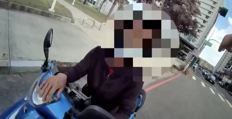 高雄婦變換車道未打方向燈 警攔查發現酒駕又無照