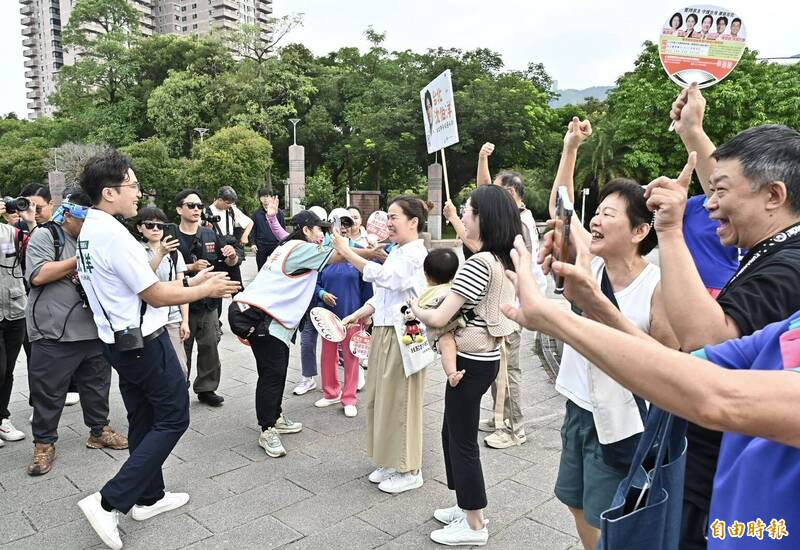 昨掃東門市場遭嗆聲 沈伯洋高EQ回應