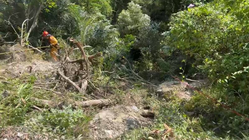 花蓮砂石車墜80米懸崖司機身亡 救難人員救援遭落石K頭逃過一劫