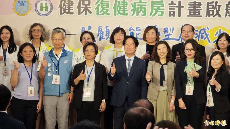 總統賴清德會後跟眾人大合照,縣長王惠美(前排左3)表情已經略顯嚴肅。(記者陳冠備攝)