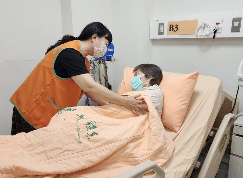 陪伴更重要！洪淑霞醫院志工一路走來20年 成病人最安心依靠