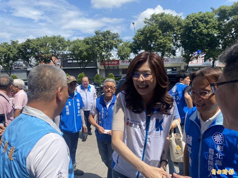 鄭麗文2週內第三度到彰化,為縣長提名人魏平政(右)輔選,面對媒體提問,她都笑而不答。(記者張聰秋攝)