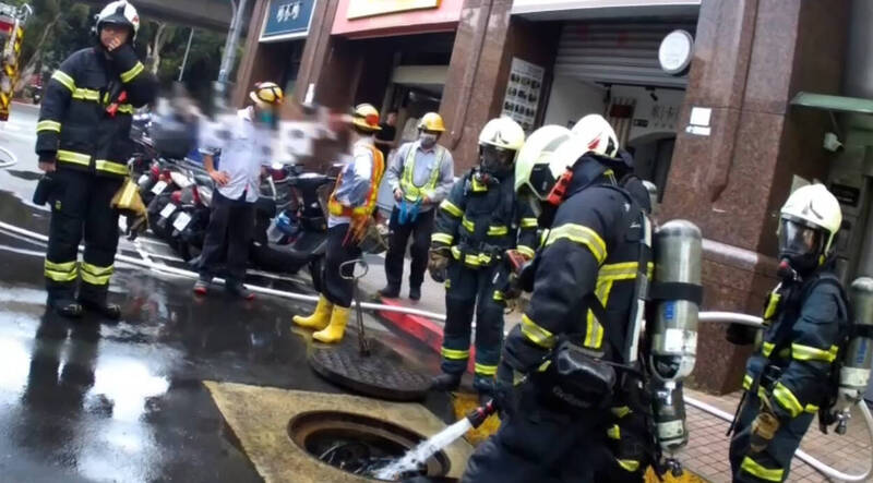 北市和平東路人孔蓋冒濃煙 地下電纜過熱灑水降溫