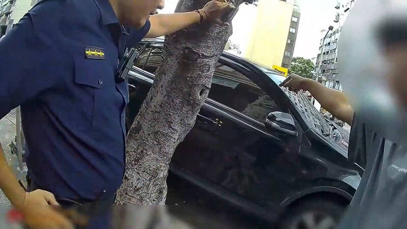 迴轉險釀車禍!高雄黑白2車駕駛爆口角 從路中央打到路邊