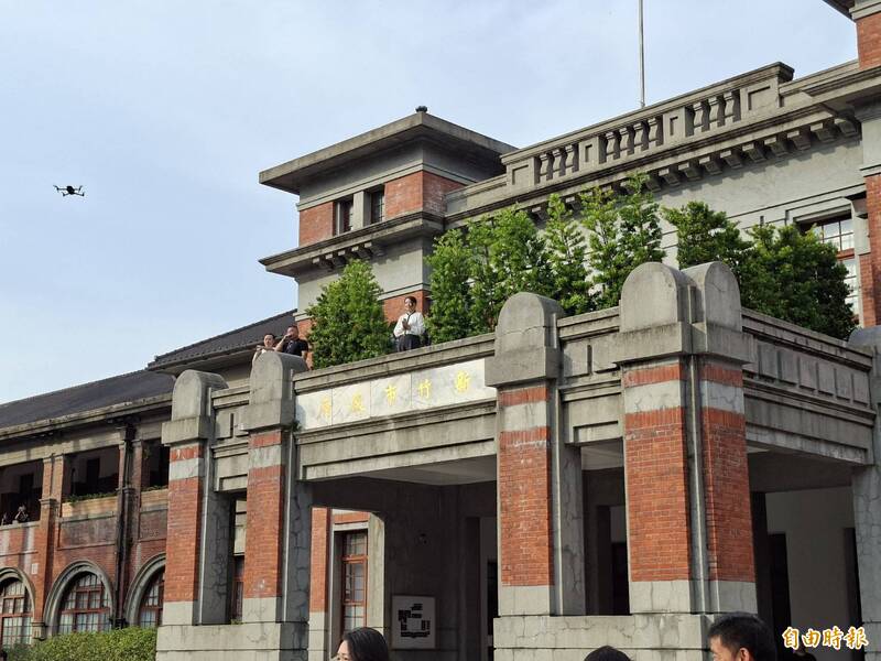 高虹安站市府2樓拜新竹都城隍廟陰陽司公 楊玲宜批:把自己當皇帝