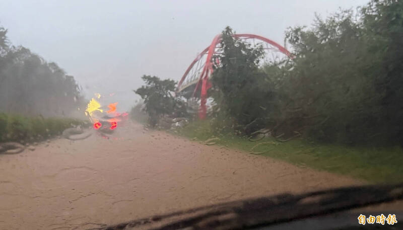 西南風加持午後雨彈狂炸!恆春半島雨量冠全國 台26線積水半輪胎、牡丹水庫急放水