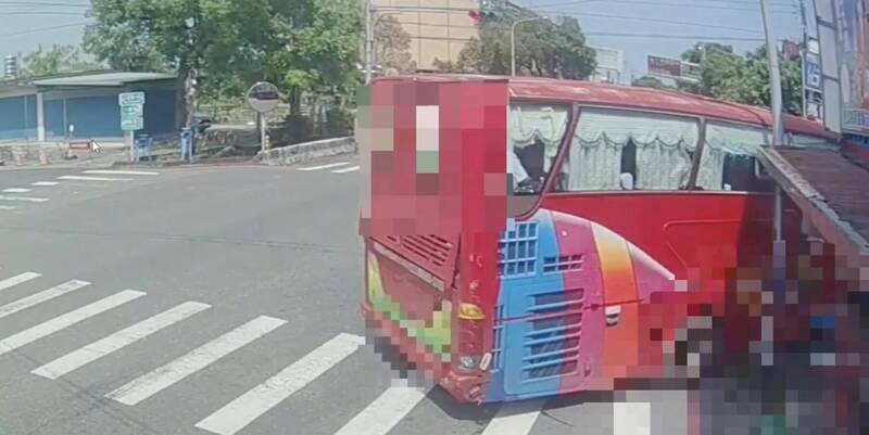 台北宜蘭一日遊變驚魂記!載42人遊覽車撞遮雨棚 竟直接落跑