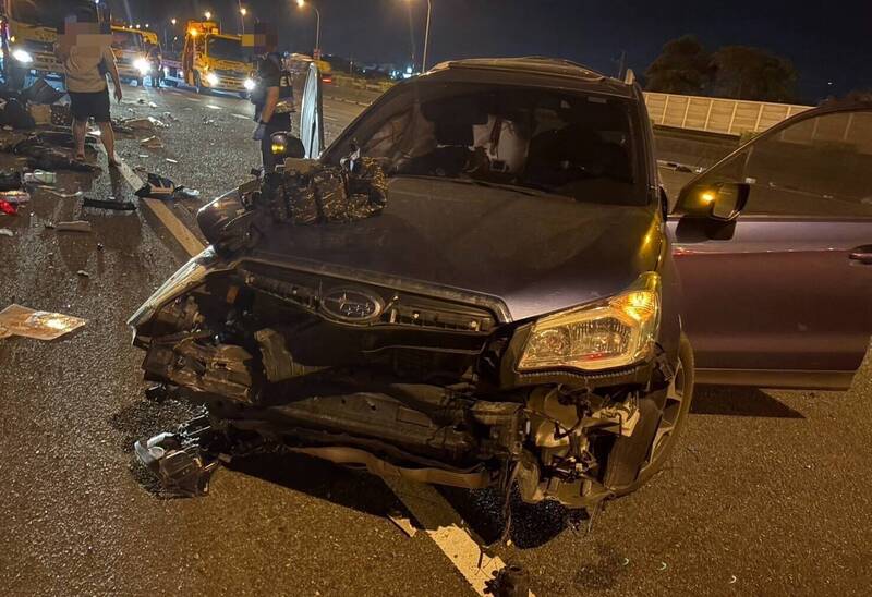 休旅車自撞護欄橫停國道 遭半聯結車撞上釀3傷