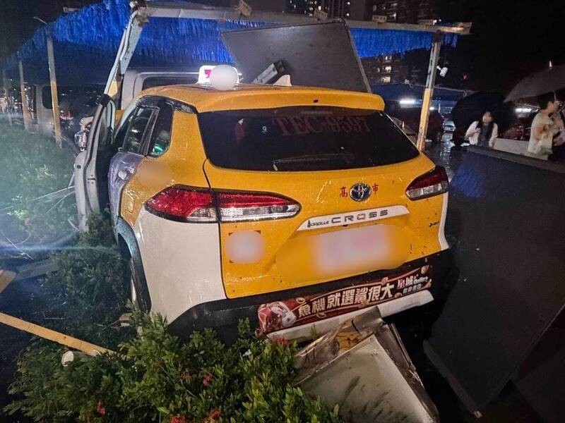 高雄小黃衝人行道 撞母女、4車與繳費亭