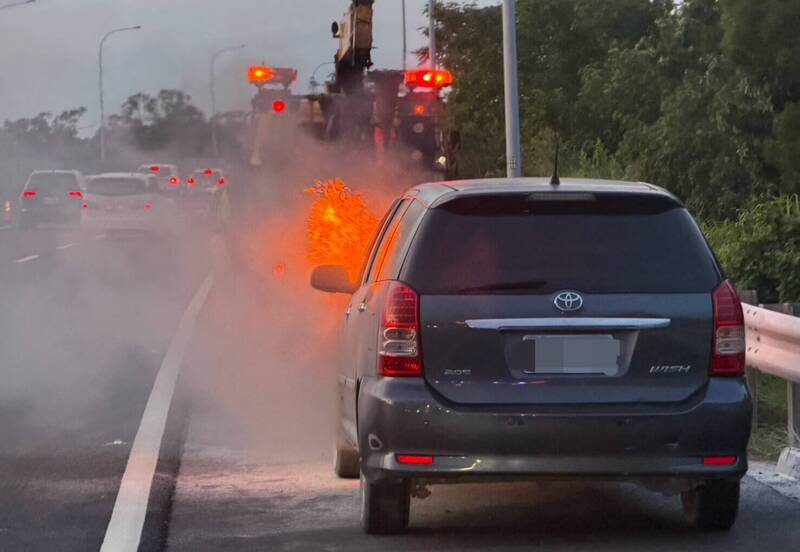 國3柳營段休旅車火燒車 駕駛及時逃生