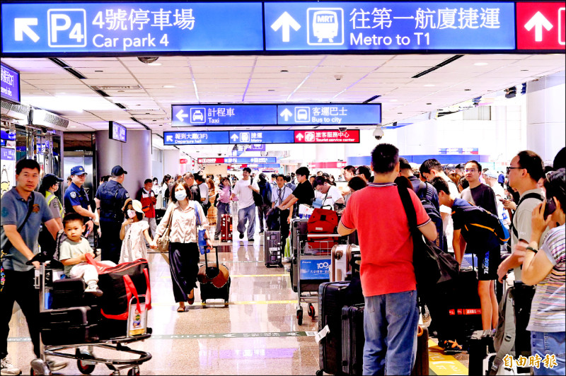 2026城鎮韌性演習昨在北部地區舉行,桃機工作人員引導民眾進入機場航廈就地避難。(記者朱沛雄攝)