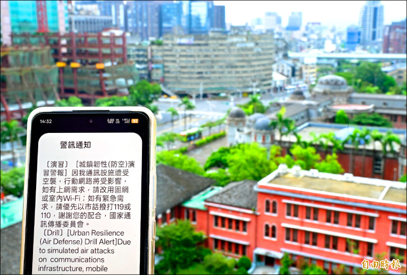 2026城鎮韌性演習昨在北部地區舉行,圖為北市中山南北路與忠孝東西路十字路口,車輛人員淨空畫面 。(記者田裕華攝)