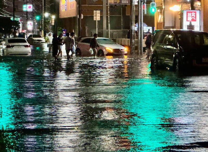 日本千葉縣13日晚間遭到極端豪雨猛烈侵襲，在當地造成嚴重積淹水災情，破紀錄暴雨也重創交通網，鐵、公路陸續停駛，造成大量旅客在成田機場、車站、政府大樓等處滯留。（歐新社）