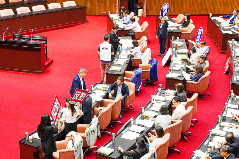 《TAIPEI TIMES》 Legislature approves three referendums for voting
