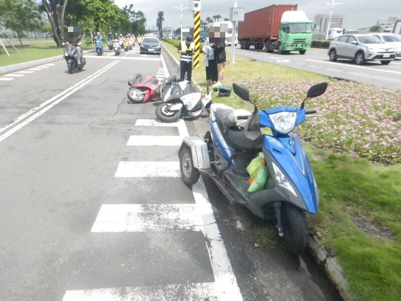 高雄機車騎士疑暈眩偏移車道 連環撞釀4傷