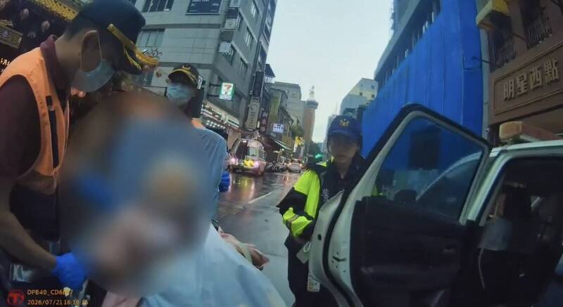 百歲嬤獨自外出看診迷途 北市警暖心護送返安養中心