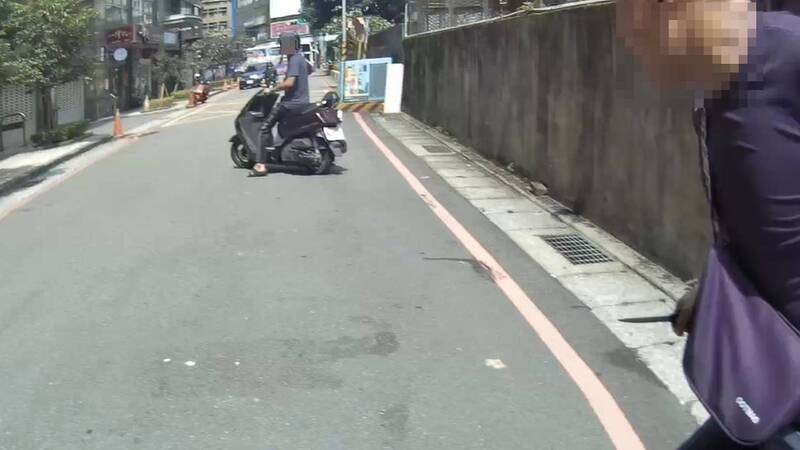 桃園通緝犯拒盤查持刀揮舞還割頸 警方合力制伏