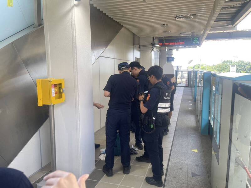 三鶯線亮刀驚魂畫面曝!男不滿背包遭踢 勇父護女當場壓制 - 社會 - 自由時報電子報